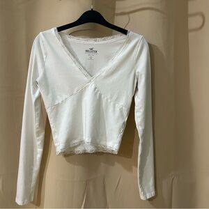 Hollister Must-Have Collection Baby Tee White Long sleeve V-neck lace trim Small